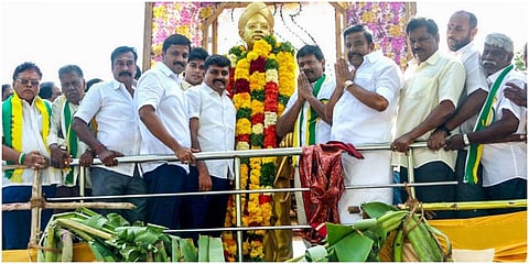 திருச்சி நீதிமன்றம் அருகே உள்ள வ.உ.சி உருவச்சிலைக்கு  நகராட்சி நிர்வாகத்துறை அமைச்சர் கே.என்.நேரு மாலை அணிவித்து மரியாதை செலுத்தினார்.