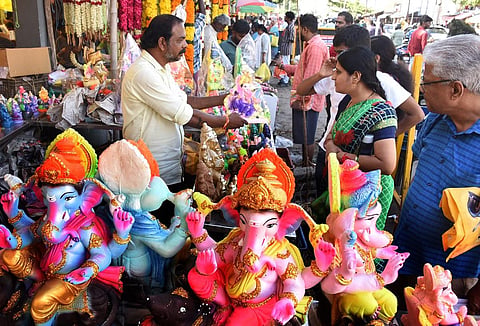 கோவை பூமார்க்கெட் அருகே, வீடுகளில் வைத்து வழிபட விநாயகர் சிலைகளை வாங்கிச் செல்லும் பொதுமக்கள். படம்: ஜெ.மனோகரன்