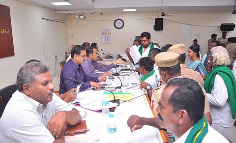 பாட்டாகுறிச்சி பகுதியில் விவசாய நிலங்களுக்கு அருகில் கல் குவாரிக்கு அனுமதி வழங்க எதிர்ப்பு தெரிவித்து அப்பகுதியைச் சேர்ந்த விவசாயி கந்தசாமி என்பவர் கழுத்தில் தூக்கு கயிறு மாட்டிக்கொண்டு நூதன முறையில் முறையிட்டார்.