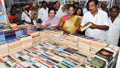 மதுரை தமுக்கம் மைதானத்தில் மாவட்ட நிர்வாகம், பொது நூலக இயக்கம், பபாசி சார்பில் புத்தகத் திருவிழா அரங்குகளை அமைச்சர் பி.மூர்த்தி திறந்து வைத்து பார்வையிட்டார். படம்: எஸ்.கிருஷ்ணமூர்த்தி.