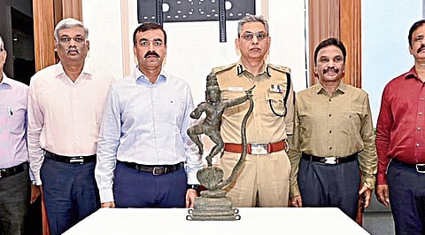 தமிழக கோயிலில் இருந்து திருடி விற்கப்பட்ட, ரூ.5 கோடி மதிப்புள்ள கிருஷ்ணர் சிலை அமெரிக்காவிலிருந்து மீட்கப்பட்டு இந்தியா கொண்டு வரப்பட்டுள்ளது. சிலையுடன் டிஜிபி சங்கர் ஜிவால், ஐஜி தினகரன், எஸ்பி சிவக்குமார் உள்ளிட்டோர்.