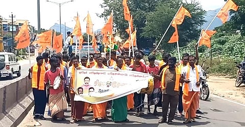 தேனியில் தடையை மீறி விநாயகர் சிலையை  ஊர்வலமாக எடுத்துச் சென்ற சிவசேனா கட்சியினர்.