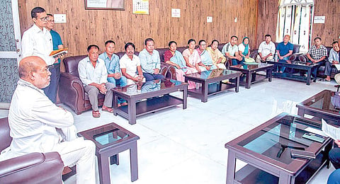 மணிப்பூரில் குட்ரூக் என்ற கிராமத்தில் குகி தீவிரவாதிகளால் இருவர் கொடூரமாக கொலை செய்யப்பட்டதற்கு எதிராக கூட்டு நடவடிக்கை குழு பிரதிநிதிகள் முதல்வர் பிரேன் சிங்கை நேற்று சந்தித்துப் பேசினர்.படம்: பிடிஐ
