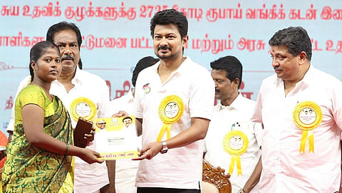 மதுரை யா.ஒத்தக்கடையில் நடந்த விழாவில் அரசின் நலத்திட்ட உதவிகளை வழங்கிய அமைச்சர் உதயநிதி. உடன்  அமைச்சர்கள் பி.மூர்த்தி, பழனிவேல் தியாகராஜன்.