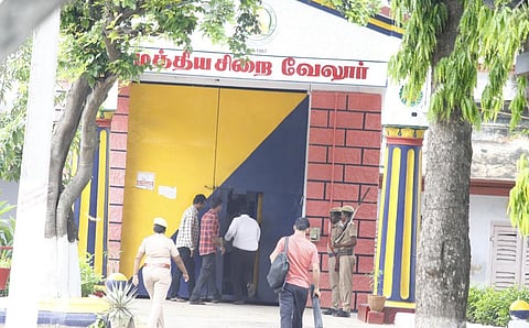 தண்டனைக் கைதி துன்புறுத்தப்பட்ட வழக்கு: வேலூர் மத்திய சிறையில் சிபிசிஐடி எஸ்.பி நேரில் விசாரணை