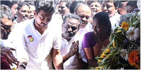 பரமக்குடியில் இமானுவேல் சேகரன் நினைவிடத்தில் மலர் வளையம் வைத்து மரியாதை செலுத்திய அமைச்சர் உதயநிதி | படம்: எல்.பாலச்சந்தர்