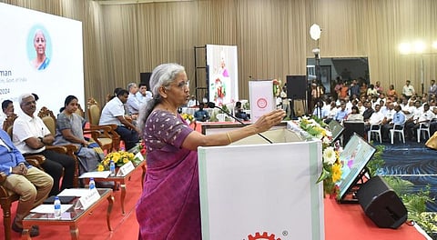 கோவை கொடிசியா வளாகத்தில் நேற்று நடைபெற்ற, தொழில் அமைப்பு  நிர்வாகிகள் பங்கேற்ற கலந்துரையாடல் கூட்டத்தில் பேசினார் மத்திய நிதியமைச்சர் நிர்மலா சீதாராமன். படம்:  ஜெ.மனோகரன்