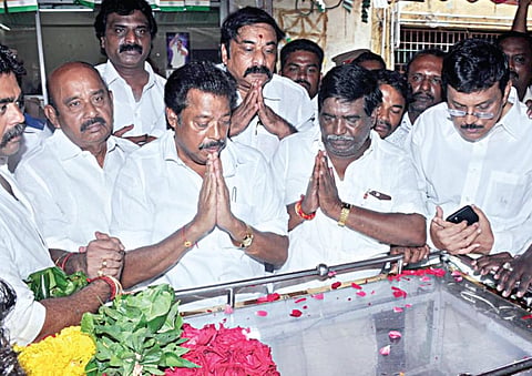 வெள்ளையன் உடலுக்கு தலைவர்கள், வியாபாரிகள் அஞ்சலி: திருச்செந்தூர் அருகே பிச்சிவிளை கிராமத்தில் இன்று அடக்கம்