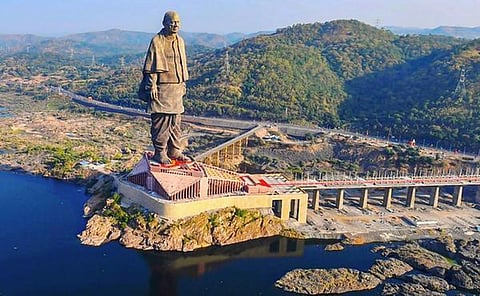 ஒற்றுமை சிலையில் விரிசல் என வதந்தி பரப்பியவர் மீது வழக்கு