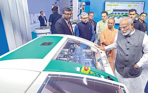 கிரேட்டர் நொய்டாவில் ‘செமிகான் இந்தியா 2024' மாநாட்டை பிரதமர் மோடி நேற்று தொடங்கி வைத்து, செமிகண்டக்டர் கண்காட்சியை பார்வையிட்டார். உடன், மத்திய மின்னணு,  தகவல் தொழில்நுட்ப துறை அமைச்சர் அஸ்வினி வைஷ்ணவ், உத்தர பிரதேச முதல்வர் யோகி ஆதித்யநாத் உள்ளிட்டோர். படம்: பிடிஐ
