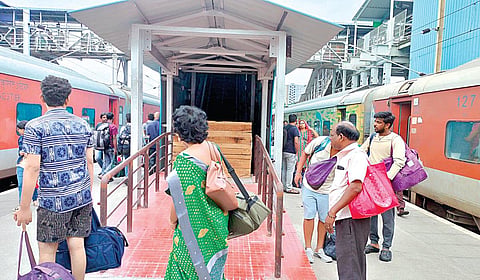 சென்னை எழும்பூர் ரயில் நிலையத்தின் 5, 6-வது நடைமேடைகளுக்கு இடையே செயல்படாமல் மூடப்பட்டுள்ள நகரும் படிக்கட்டு.