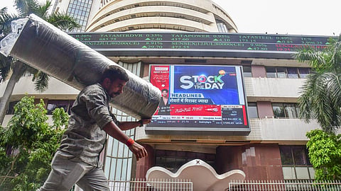 83,000 புள்ளிகளை தொட்டு சென்செக்ஸ் புதிய சாதனை: முதலீட்டாளருக்கு ரூ.6.6 லட்சம் கோடி லாபம்