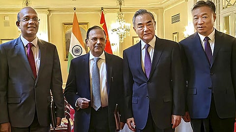 செயின்ட் பீட்டர்ஸ்பர்க்கில் சீன வெளியுறவு அமைச்சர் வாங் யீ உடன் பாதுகாப்பு ஆலோசகர் அஜித் தோவல்
