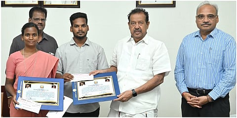 மாநில அளவிலான பாரதி இளம் கவிஞர் கவிதைப் போட்டியில் வெற்றிபெற்ற கல்லூரி மாணவர், மாணவிக்கு உயர் கல்வித்துறை அமைச்சர் பொன்முடி பரிசுத்தொகை மற்றும் பாராட்டுச் சான்றிதழை வழங்கினார்.