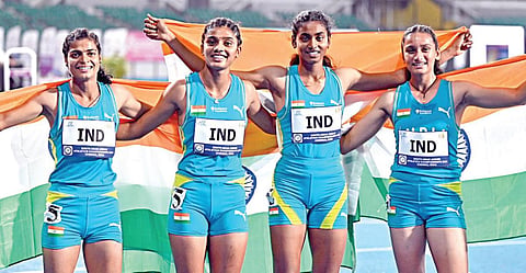 மகளிர் தொடர் ஓட்டத்தில் தங்கம் வென்ற மகிழ்ச்சியில் இந்திய அணியினர்.