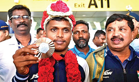 பாரிஸ் பாராலிம்பிக்ஸில் வெண்கலப் பதக்கம் வென்று சென்னை  திரும்பிய மாரியப்பனுக்கு விமான நிலையத்தில் உற்சாகமான வரவேற்பு அளிக்கப்பட்டது. படம்: எம்.முத்துகணேஷ்