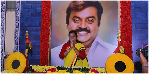 சென்னை கோயம்பேட்டில் உள்ள விஜயகாந்த் நினைவிடத்தில் தேமுதிக பொதுச் செயலாளர் பிரேமலதா மலர்தூவி மரியாதை செலுத்தினார்.