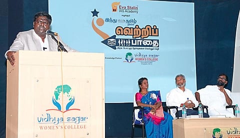 நிகழ்ச்சியில் பேசுகிறார் ஈவா ஸ்டாலின் ஐஏஎஸ் அகாடமியின் இயக்குநர் பேராசிரியர் டி.ஸ்டாலின். உடன் (வலமிருந்து) வருமானவரித் துறை ஆணையர் நந்தகுமார், கல்லூரி தாளாளர் விகாஸ்சுரானா, கல்லூரி முதல்வர் அருணாதேவி.