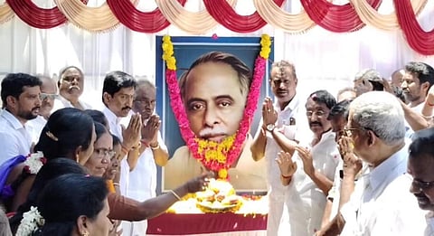 பேரறிஞர் அண்ணாவின் 116-வது பிறந்த நாளை முன்னிட்டு அதிமுக தலைமை நிலைய செயலாளர், சட்டமன்ற எதிர்கட்சி கொறடாவுமான எஸ்பி. வேலுமணி  தலைமையில்  கோவை அவிநாசி சாலையில் அமைந்துள்ள பேரறிஞர் அண்ணாவின் திருவுருவ சிலைக்கு இன்று மாலை அணிவித்து மரியாதை செலுத்தினர். அருகில்,  கோவை மாநகர் மாவட்ட செயலாளர் அம்மன் கே அர்ச்சுணன் எம்எல்ஏ மற்றும் கோவை மாநகர் மாவட்ட எம்ஜிஆர் இளைஞர் அணி செயலாளர் கே.ஆர்.ஜெயராம் எம்எல்ஏ உள்ளிட்டோர்.
