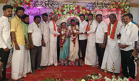 மணமக்களுக்கு பாஜக உறுப்பினர் அட்டையை வழங்கிய மாநில செயலாளர் வினோஜ்.பி.செல்வம், மாவட்ட தலைவர் தரணி முருகேசன்.
