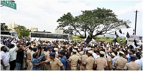 சுங்கக்கட்டண உயர்வுக்கு எதிர்ப்பு தெரிவித்து பரனூர் சுங்கச்சாவடியை முற்றுகையிட்ட மனிதநேய மக்கள் கட்சியினருக்கு போலீஸாருக்கு இடையே தள்ளுமுள்ளு ஏற்பட்டது | படங்கள்: எம். முத்துகணேஷ்