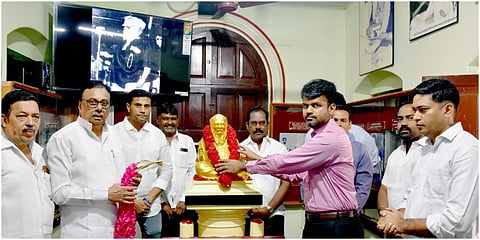 ஈரோட்டில் பெரியார் - அண்ணா நினைவகத்தில் உள்ள பெரியார் சிலைக்கு காங்கிரஸ் எம்எல்ஏ ஈவிகேஎஸ் இளங்கோவன் மாலை அணிவித்து மரியாதை செலுத்தினார்.