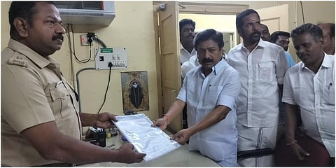 விழுப்புரம் மாவட்ட சைபர் கிரைம் பிரிவு ஏடிஎஸ்பி தினகரனிடம் சி.வி.சண்முகம் எம்பி புகார் மனு அளித்தார். 