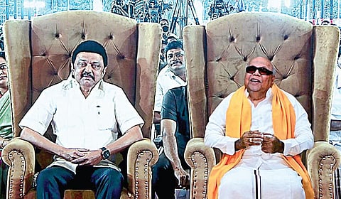 முதல்வர் மு.க.ஸ்டாலினுடன் மறைந்த முன்னாள் முதல்வர் கருணாநிதி அமர்ந்திருப்பது போன்று ‘ஏஐ’ தொழில்நுட்ப உதவியுடன் திரையில் தோன்றிய காட்சி. | படங்கள்: ம.பிரபு |