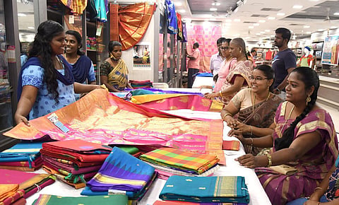 கோ-ஆப்டெக்ஸ் விற்பனை நிலையங்களில் தீபாவளி விற்பனை தொடக்கம்: ரூ.100 கோடிக்கு விற்க இலக்கு நிர்ணயம்