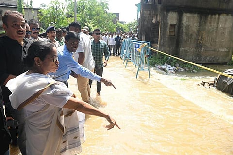 மேற்கு வங்க வெள்ளம் இயற்கையானது அல்ல: ஜார்க்கண்ட் அரசு மீது மம்தா சாடல்