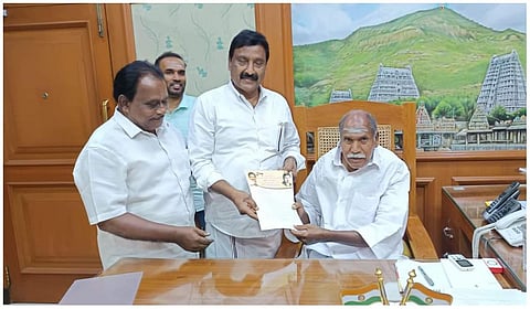 முதல்வர் ரங்கசாமியிடம் புதுச்சேரி அதிமுக மனு