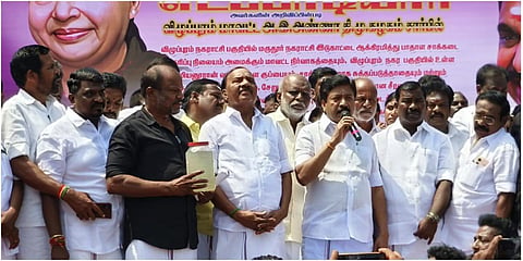 விழுப்புரம் நகராட்சியைக் கண்டித்து அதிமுக சார்பில் நடைபெற்ற கண்டன ஆர்பாட்டத்தில் முன்னாள் அமைச்ச்சர் சிவி சண்முகம் பேசினார். 
