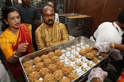 கோயில் பிரசாதத்தை ஆய்வு செய்யும் திருமலா திருப்பதி தேவஸ்தான செயல் அலுவலர் ஷியமலா ராவ் (வலதுபுறம் இருப்பவர்)
