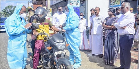 களியக்காவிளை சோதனை சாவடியில் கேரளாவில் இருந்து வரும் பயணிகளிடம்  நிபா வைரஸ் பரிசோதனை மேற்கொள்வதை பொதுசுகாதாரம், மற்றும் நோய்தடுப்பு துறை இயக்குனர் செல்வ விநாயகம்  பார்வையிட்டு ஆய்வு செய்தனர்.