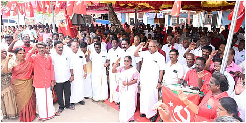 தமிழக மீனவர் பிரச்சினைக்கு நிரந்தர தீர்வு காண வலியுறுத்தி ராமேசுவரத்தில் மார்க்சிஸ்ட் கம்யூனிஸ்ட் கட்சி சார்பாக  ஆர்ப்பாட்டம் நடைபெற்றது |  படம்: எல். பாலச்சந்தர்.