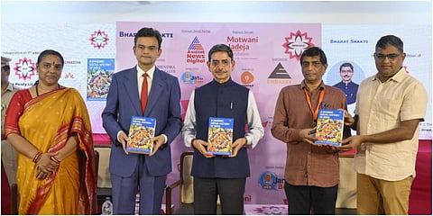 புதுச்சேரியில் பாண்டி இலக்கியத் திருவிழாவைத் தொடக்கி வைத்து நூல்களை தமிழக ஆளுநர் ஆர்.என்.ரவி வெளியிட்டார். (உடன்)   எழுத்தாளர் அரவிந்தன் நீலகண்டன், பேராசிரியர் ஆனந்த் ரங்கநாதன் உள்ளிட்டோர் 