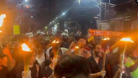 மருத்துவர் படுகொலைக்கு நீதி கேட்டு மக்கள் தீப்பந்தம் ஏந்தி 42 கி.மீ. நடைபயணம்