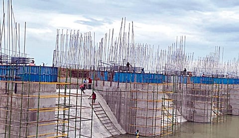 மதுராந்தகம் ஏரியில் புதிதாக அமைக்கப்பட்டு வரும் மதகுகள்.