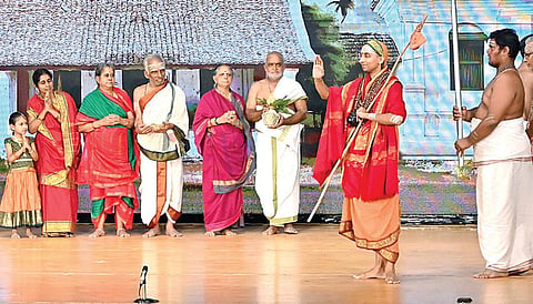 காஞ்சி மஹா பெரியவரின் வாழ்க்கை வரலாறு பற்றிய நாடகமான ‘தெய்வத்துள் தெய்வம்’ 50-வது காட்சி சென்னை மியூசிக் அகாடமியில் நேற்று நடைபெற்றது. | படம் : எஸ்.சத்தியசீலன் |