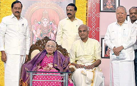 செட்டிநாடு வித்யாஷ்ரம் பள்ளி குழும நிறுவனர் மீனா முத்தையாவின் 90-வது பிறந்தநாள் விழா சென்னையில் நடைபெ ற்றது. பாஜக
ஒருங்கிணைப்பு குழு தலைவர் எச்.ராஜா, தொழிலதிபர் நல்லிகுப்புசாமி உள்ளிட்டோர் மீனா முத்தையாவுக்கு வாழ்த்து தெரிவித்தனர். உடன்
அவரது மகன் எம்.ஏ.எம்.எம்.அண்ணாமலை. | படம் : எஸ்.சத்தியசீலன் |