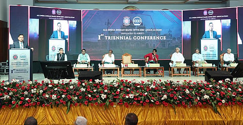 அகில இந்திய இந்தியன் வங்கி அதிகாரிகள் சங்கம் மாநாடு சென்னையில் நடைபெற்றது. இதில் சிறப்பு விருந்தினராக பங்கேற்று உரையாற்றினார் இந்தியன் வங்கியின் மேலாண்மை இயக்குநர் மற்றும் தலைமை செயல் அதிகாரி சாந்திலால் ஜெயின். உடன், அகில இந்திய இந்தியன் வங்கி அதிகாரிகள் சங்கத்தின் பொதுச் செயலாளர் ஆர்.சேகரன், இந்தியன் வங்கியின் செயல் இயக்குநர்கள் அஷுதோஷ் சவுத்ரி, மகேஷ் குமார் பஜாஜ், சிவ் பஜ்ரங் சிங், பிரஜேஷ் குமார் சிங் உள்ளிட்டோர்.
