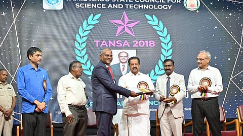 உயர்கல்வித் துறையின் தமிழ்நாடு அறிவியல் தொழில்நுட்ப மாநில மன்றம் சார்பில் தமிழக அறிவியல் அறிஞர் விருது வழங்கும் விழா சென்னை அண்ணா பல்கலைக்கழகத்தில் நடைபெற்றது.