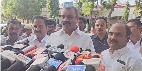தூத்துக்குடி விமான நிலையத்தில் மத்திய இணையமைச்சர் எல்.முருகன் செய்தியாளர்களைச் சந்தித்தார். 