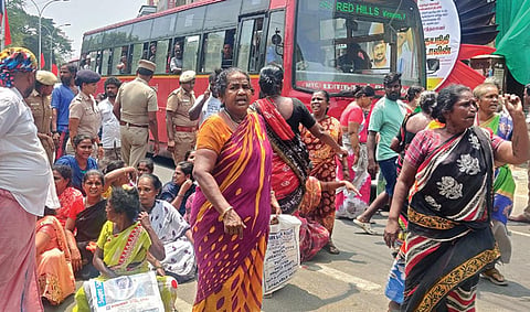 நகர்ப்புற வாழ்விட மேம்பாட்டு வாரிய வீடு கோரி சூளை பகுதியில், ராஜா முத்தைய சாலையில் மறியலில் ஈடுபட்ட மக்கள். படம்: ச.கார்த்திகேயன்