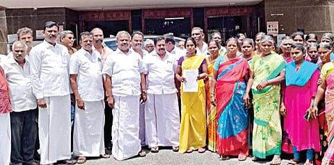 டாஸ்மாக் கடை திறக்க எதிர்ப்பு தெரிவித்து, அதிமுக, பாமக எம்எல்ஏக்களுடன் தருமபுரி ஆட்சியர் அலுவலகத்துக்கு மனு அளிக்க வந்த  நாயக்கன அள்ளி மற்றும் குப்பூர் ஊராட்சிகளைச் சேர்ந்த மக்கள்.