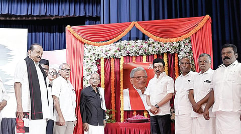 மார்க்சிஸ்ட் கம்யூனிஸ்ட் கட்சியின் பொதுச்செயலாளர் சீதாராம் யெச்சூரியின் படத்திறப்பு நிகழ்வில் முதல்வர் மு.க.ஸ்டாலின், மார்க்சிஸ்ட் கட்சியின் அரசியல் தலைமைக் குழு உறுப்பினர் அசோக் தாவ்லே, மாநில செயலாளர்
கே.பாலகிருஷ்ணன், மூத்த தலைவர்கள் டி.கே.ரங்கராஜன், ஜி.ராமகிருஷ்ணன், கூட்டணிக் கட்சி தலைவர்கள் முத்தரசன், வைகோ, செல்வப்ஒபெருந்தகை மற்றும் இந்து என்.ராம் உள்ளிட்டோர் பங்கேற்றனர். | படம்: ம.பிரபு |