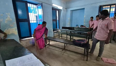 ஆய்வுக்குச் சென்ற இடத்தில் மாநகராட்சி பள்ளி வகுப்பறையை சுத்தம் செய்த கடலூர் மேயர்