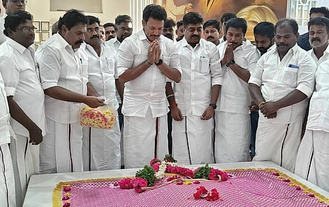 ராமேசுவரம் கலாம் தேசிய நினைவிடத்தில் மலர்தூவி மரியாதை செலுத்திய அமைச்சர் அன்பில் மகேஷ் பொய்யாமொழி
