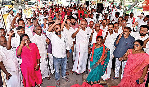 உள்ளாட்சி அமைப்புகளுக்கு கூடுதல் அதிகாரம், அதிக நிதி கேட்டு, மார்க்சிஸ்ட் கம்யூனிஸ்ட் கட்சியின் உள்ளாட்சி பிரதிநிதிகள் ஆர்ப்பாட்டம் நடத்தினர் . இதில், கட்சியின் மாநிலச் செயலாளர் கே.பாலகிருஷ்ணன், மத்தியக் குழு உறுப்பினர் பெ .சண்முகம், மதுரை துணை மேயர் நாகராஜன் உள்ளிட்டோர் கலந்து கொண்டனர். | படம் : ம.பிரபு |