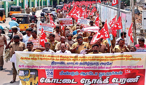 ஆட்டோ கட்டணத்தை உயர்த்த வேண்டும், டூவீலர் பைக் டாக்ஸிக்கு தடை உள்ளிட்ட பல்வே று கோரிக்கைகளை வலியுறுத்தி ஆட்டோ - டாக்ஸி தொழிலாளர் சங்கம், மத்திய சென்னை மாவட்டம் (சிஐடியு) சார்பில், எழும்பூரில் இருந்து ஆட்டோ ஓட்டுநர்கள் நேற்று கோட்டை நோக்கிபே ரணியாகச் சென்றனர். | படம் : ம.பிரபு |